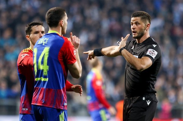 Pogledajte jednu od najbizarnijih situacija ove sezone: Hajduk je tražio penal, a onda šok