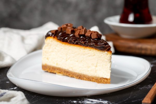 Kolač s keksima, kremom od sira i preljevom od čokolade