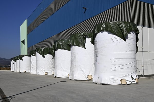 U ove prazne velike valjke smjestit će nuklearni otpad i držati na sigurnom u zgradi na fotografiji