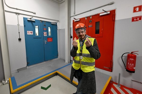 ...pa tako i za našeg reportera Ivora Kruljca, kojeg su opremili kacigom i čepićima za uši pri ulasku u pojedine zone