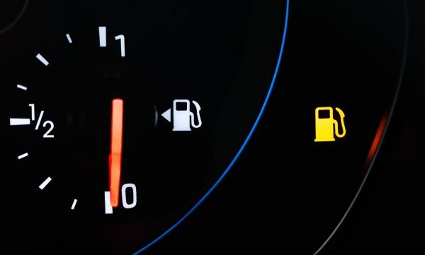 Strelica koja označuje s koje strane se nalazi spremnik goriva