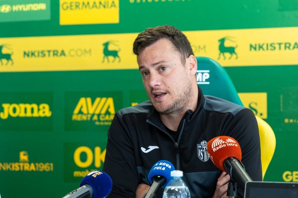 Kaos u Puli: Navijači Istre upali na presicu i izvrijeđali trenera