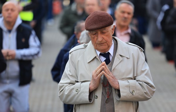 Molitelji i prosvjednici na glavnom trgu u Zagrebu