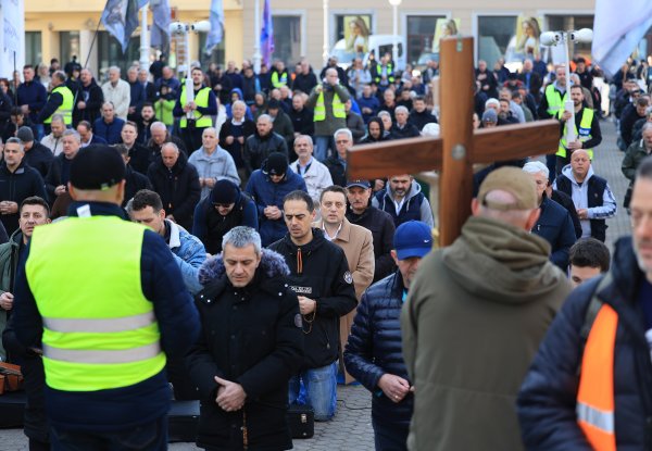 FOTO/VIDEO Molitelji se opet okupili na glavnom trgu u Zagrebu, pridružile im se i žene