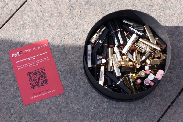 Zagreb: Na Cvjetnom trgu postavljena dva umjetnička platna zbog problema uličnog uznemiravanja žena