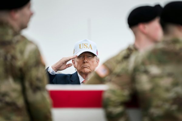 Donald Trump na dočeku tijela poginulih vojnika