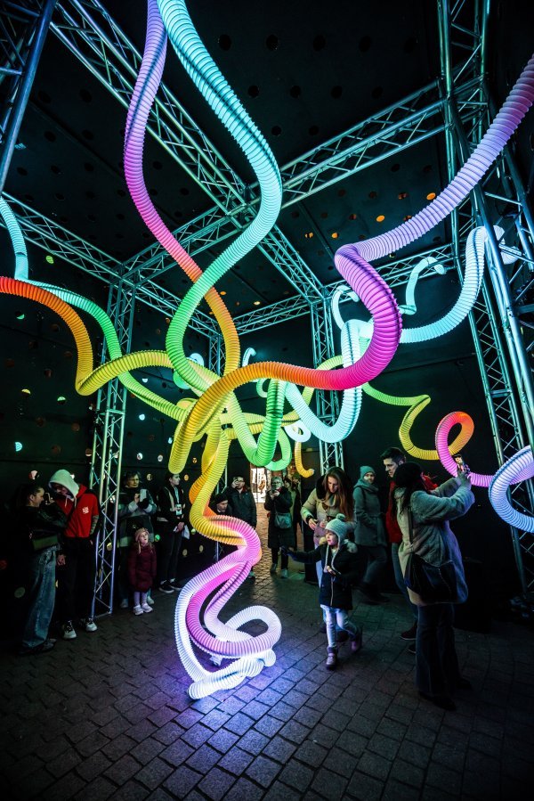 AI Parazit, Europski trg