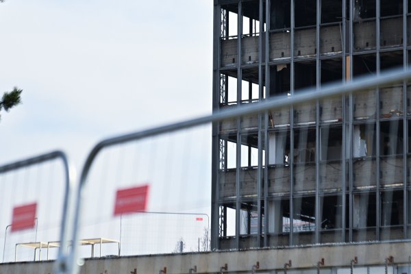 Radovi na rušenju Vjesnika nastavljeni su uklanjanjem prozora i fasadnih ploča