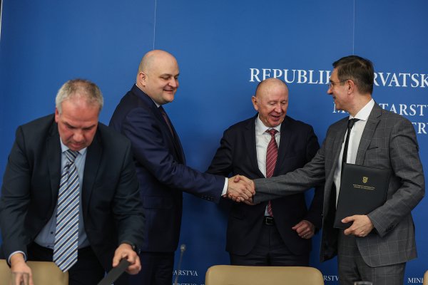 Šušnjar na potpisivanju kupoprodaje 3. maja