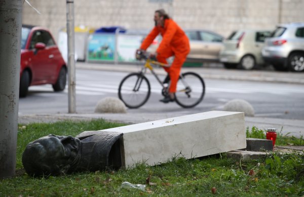 Osuđen Imoćanin koji je pijan srušio spomenik Radi Končaru: Slomio je nogu sam sebi