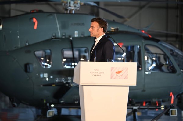 Emmanuel Macron u ciparskoj zračnoj bazi Pafos