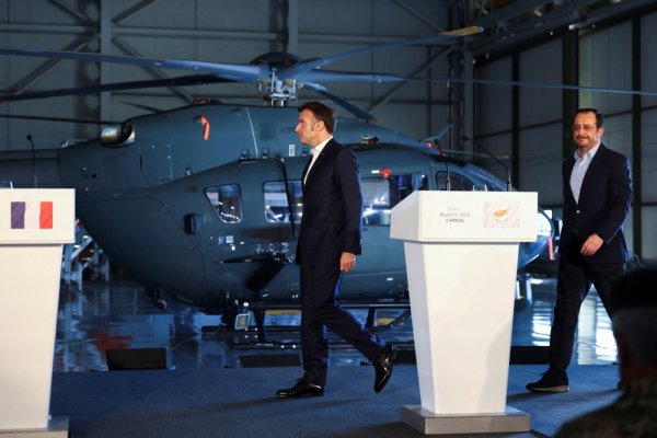 Emmanuel Macron u ciparskoj zračnoj bazi Pafos