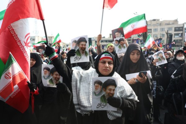 Okupljanje Iranaca na središnjem trgu u Teheranu u znak podrške novom vrhovnom vođi