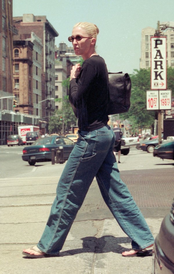 Omiljene traperice Carolyn Bessette-Kennedy izdužuju noge: šest modela za isprobati