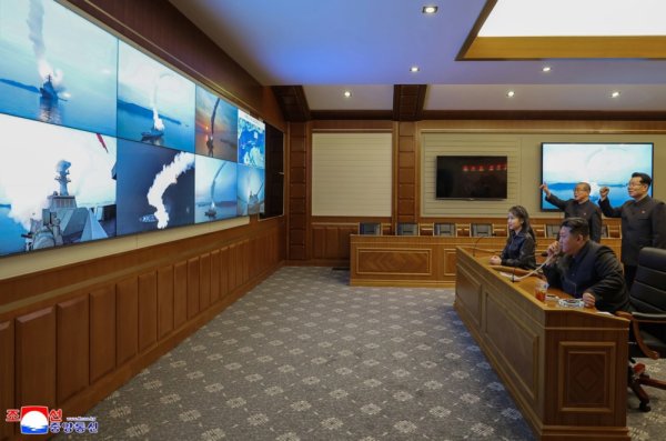 Kim Jong Un nadgleda lansiranje projektila u društvu kćeri