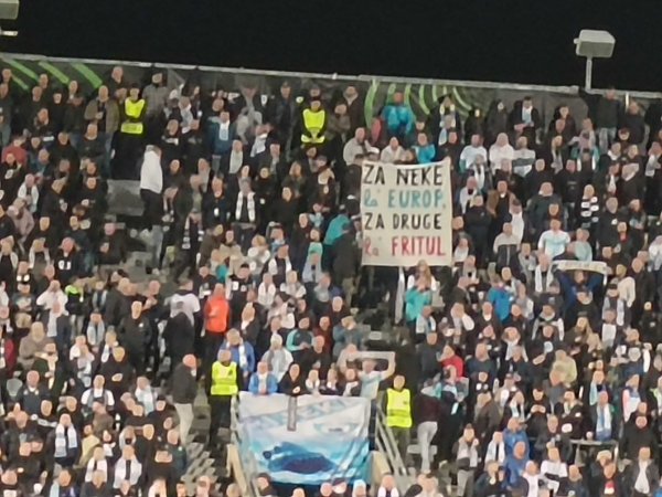 Pogledajte kako navijači Rijeke provociraju hajdukovce na utakmici sezone