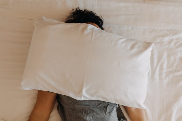 Za dulji vijek jastuka preporučuje se svako jutro i večer kratko ga protresti kako bi se punjenje ravnomjerno rasporedilo