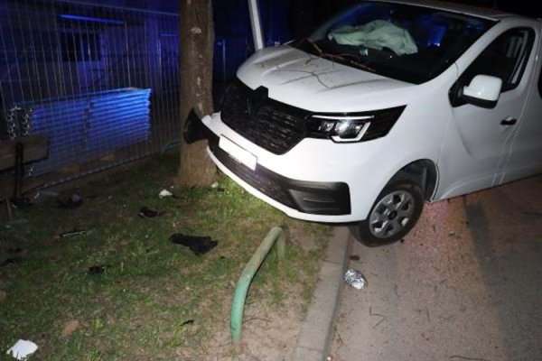 Pijan i bez vozačke jurio Zagrebom pa se zabio u ogradu i stup, završio u zatvoru