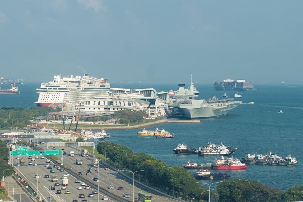 HMS Prince of Wales u singapurskoj luci