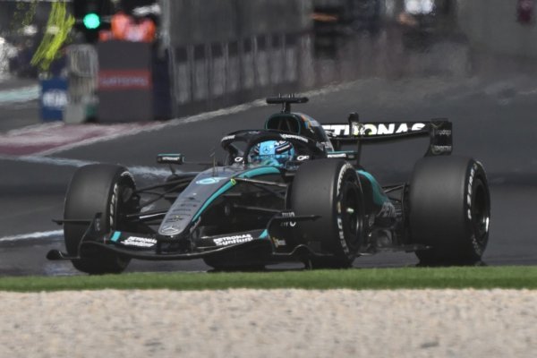 Mercedes nastavlja dominaciju, McLaren i Ferrari prijete iz drugog reda, debakl Red Bulla