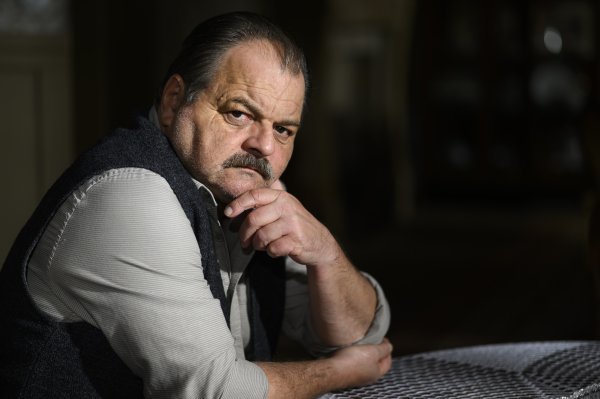 U svojoj izvedbi donosi profinjenu, tihu emociju koja se gledatelju urezuje u pamćenje