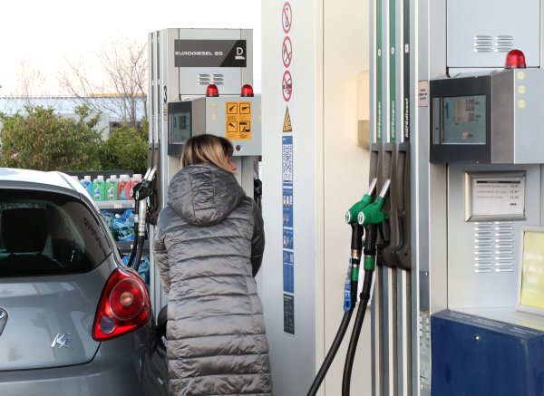 Natočili ste krivo gorivo? Ni slučajno nemojte paliti auto, posljedice su dramatične