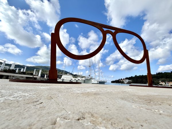 Umjetnička instalacija u obliku naočala kao hommage Oliveru Dragojeviću (1)