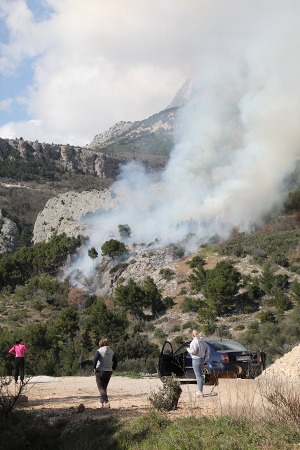 Požar na Velikom Brdu iznad Makarske