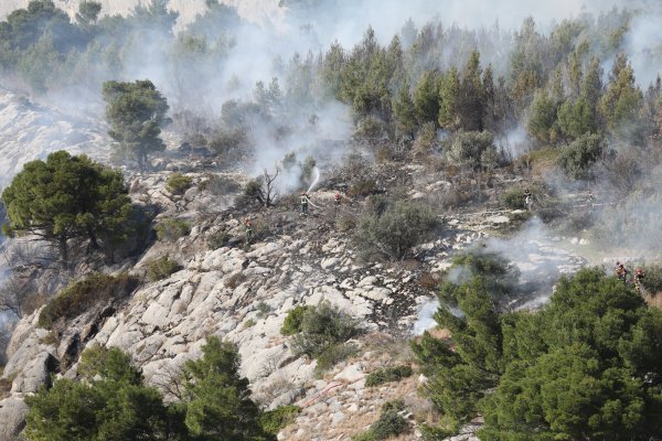 Lokaliziran požar iznad Makarske, vatrogasci ostaju na požarištu cijelu noć