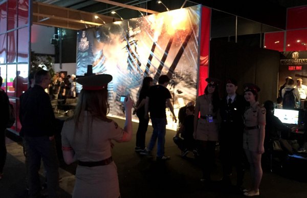 Wargaming je imao i hostese u uniformama... V IDIŠ, BORIS... BOOTH BABES! :D tportal.hr