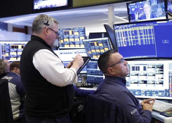 Wall Street porastao na početku tjedna zahvaljujući tehnološkim tvrtkama, pale cijene nafte