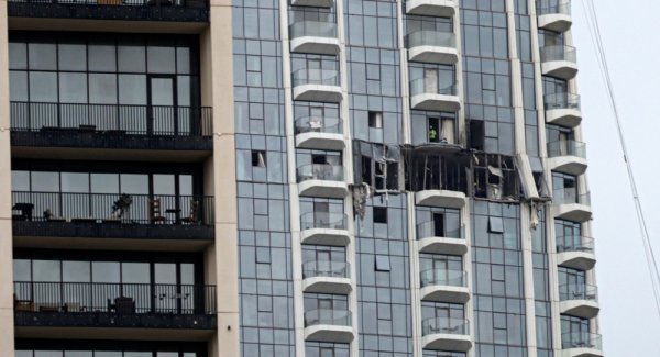 Pogled na oštećeni dio tornja Dubai Creek Harbour nakon što ga je pogodio iranski dron