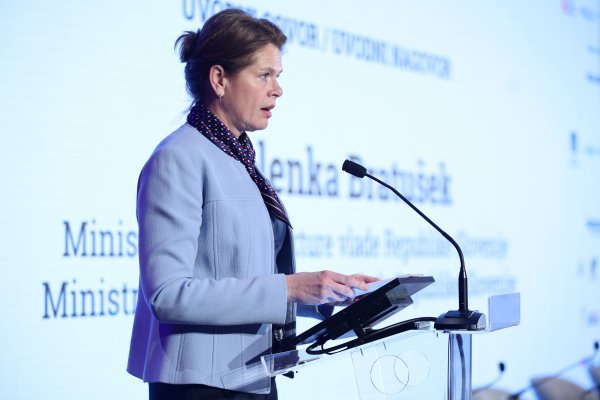 Alenka Bratušek, slovenska ministrica infrastrukture