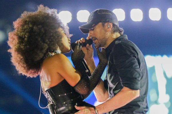 Što će reći Kurnjikova? Zaluđena obožavateljica zaskočila Enriquea Iglesiasa, on se nije bunio