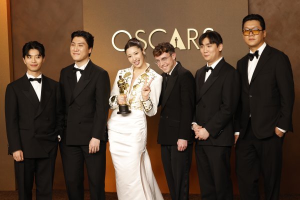 EJAE s osvojenim Oscarom za pjesmu 'Golden'