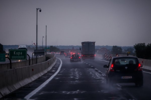 Kolnici mokri i skliski, u gorju i duž DC8 opasnost od odrona