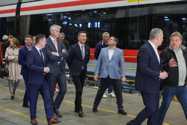 Ministar mora, prometa i infrastrukture Oleg Butković posjetio je pogone tvornice Končar - električna vozila