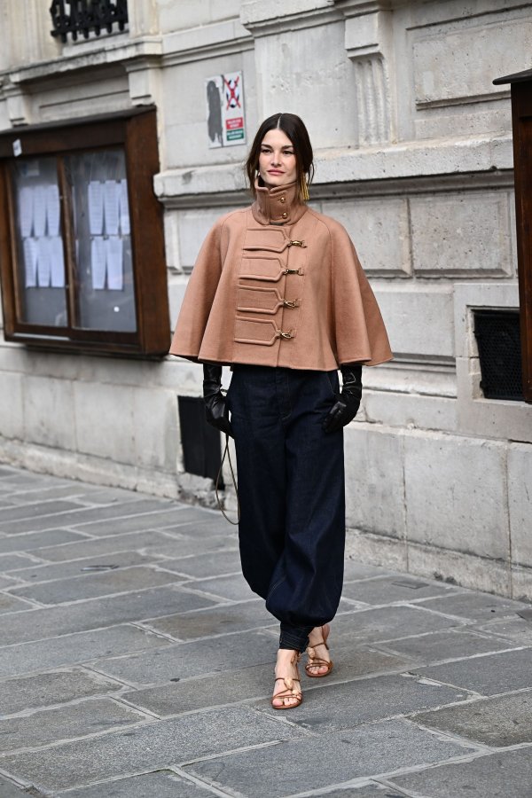 Imate manje od 160 cm? Evo kako nositi najpoželjnije hlače sezone, a da vas vizualno ne skrate