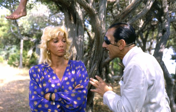 Ljetna noć s grčkim profilom, bademastim očima i mirisom bosiljka (2)