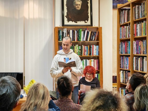 Vidović odmalena voli književnost i čitanje, a danas ima publiku koja isto tako cijeni njegove uratke