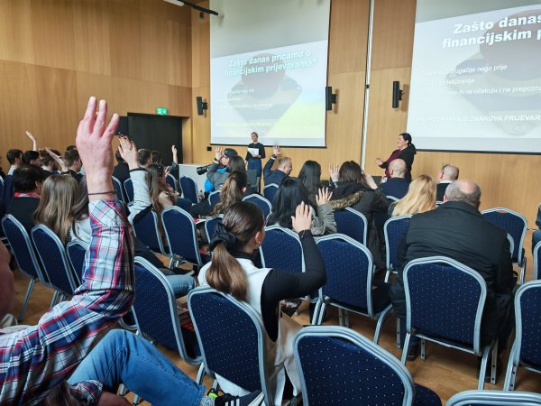 Dignute ruke okupljenih koji smatraju da su bile mete online prijevara i napada