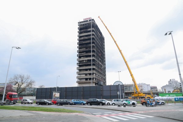 Dizalica uklanja natpis "Vjesnik"