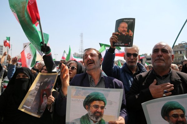 Pogreb Alija Laridžanija i poginulih mornara u Teheranu