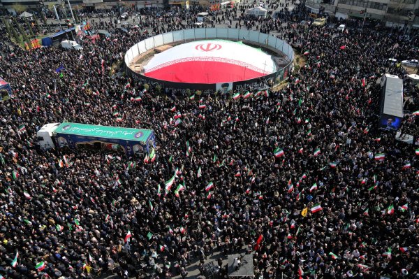 Tisuće na sprovodu Laridžanija u Teheranu: 'Nećemo se predati! Trumpe, uskoro ćemo te ubiti'