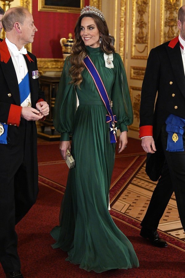 Kate Middleton blistala s omiljenom tijarom, a njezina haljina šalje snažnu poruku