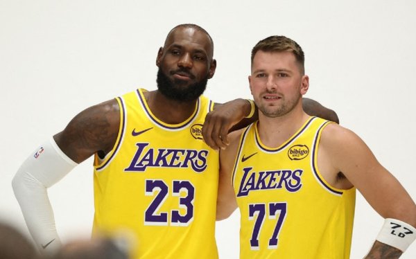 Luka Dončić razbio Houston, a LeBron James ispisao povijest; zajedno su zabili 70 koševa