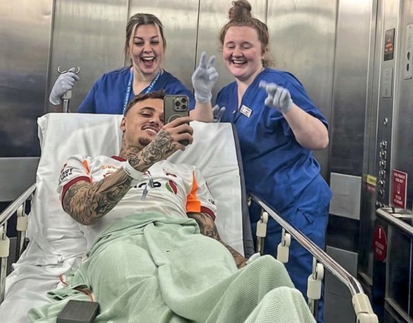 Prijetila mu je amputacija prsta, a sad se Noa Lang javio iz bolnice nakon operacije