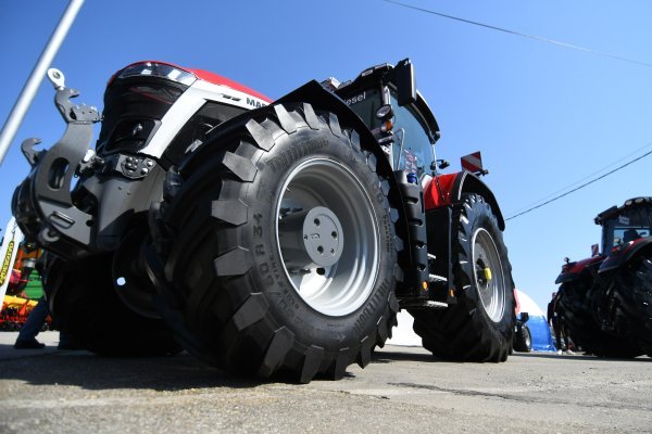 Massey Ferguson 9S-425