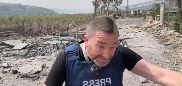 VIDEO Strašna snimka iz Libanona: Izraelski projektil pao na samo par metara od novinara RT-a