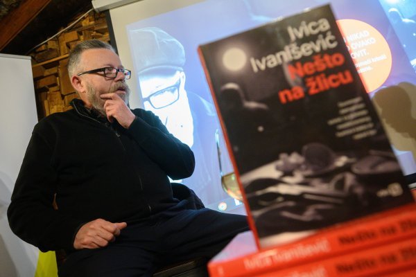 Predstavljen kriminalistički roman Ivice Ivaniševića 'Nešto na žlicu'